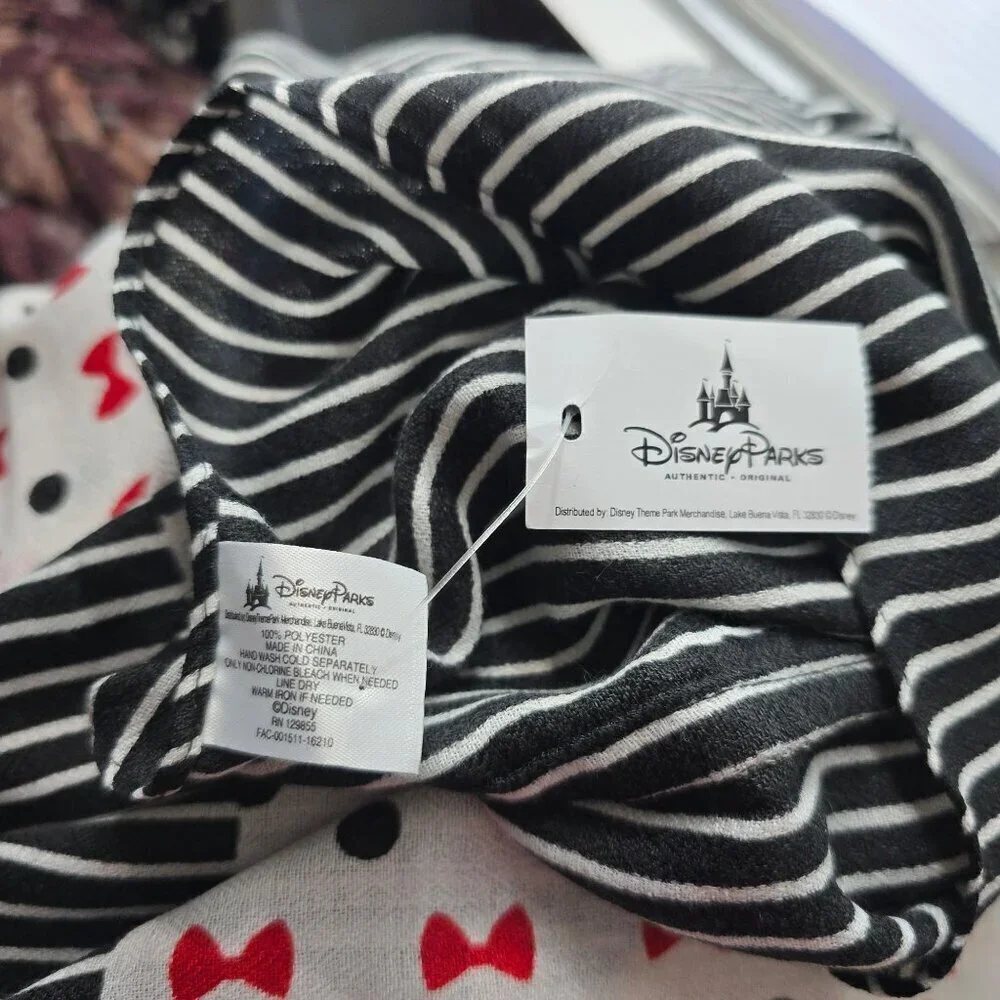 NWT Disney Parks Minnie Mouse Black White Red Infinity Scarf 31x35